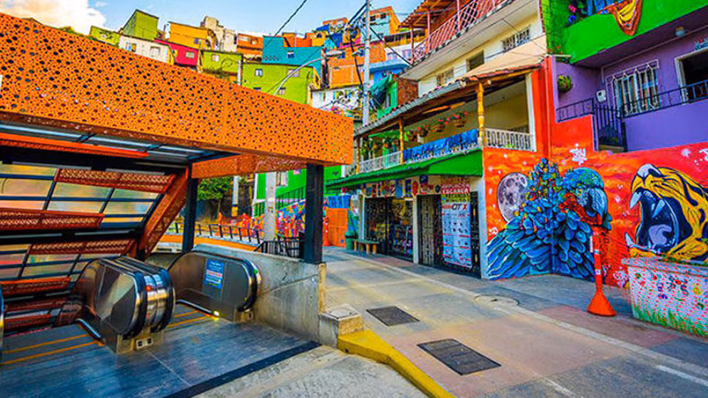 Escaleras eléctricas y grafitis de la Comuna 13 en Medellín