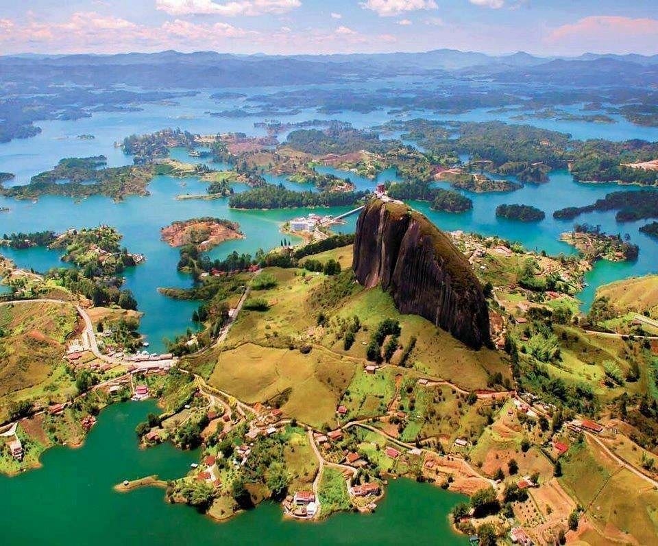 Piedra del Peñol y embalse de Guatapé en Antioquia