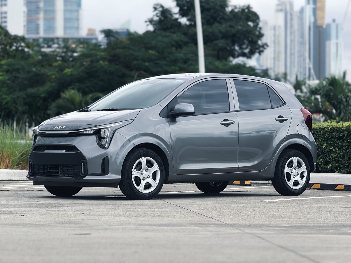 Kia Picanto rojo para alquiler en Medellín