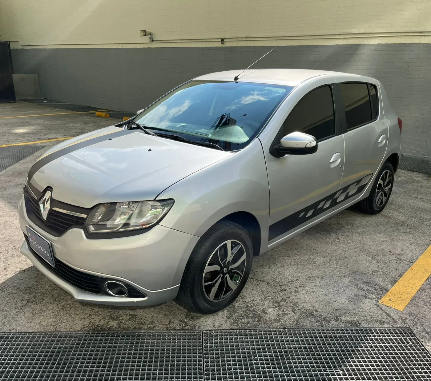 Renault Sandero blanco para alquiler en Medellín