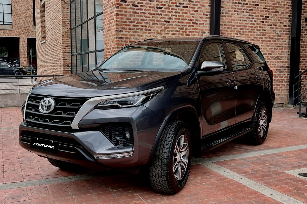 Toyota Fortuner SUV 4x4 para alquiler en Medellín